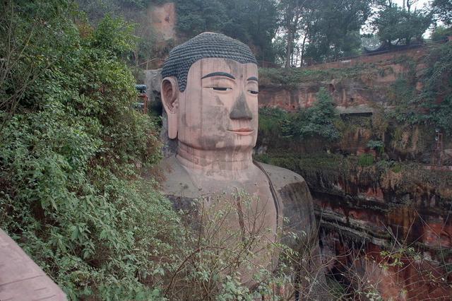 樂山大佛為何以屹立千年？又為何既不雙手合十也不打坐呢？