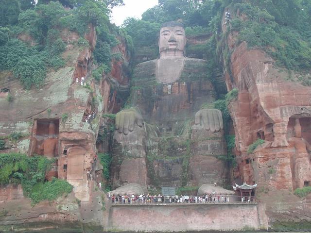樂山大佛為何以屹立千年？又為何既不雙手合十也不打坐呢？