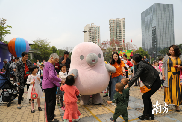 想要和萌萌噠的“鴨梨哥”見面嗎？快來布吉雕塑公益巡展吧