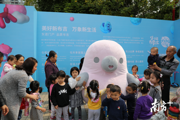 想要和萌萌噠的“鴨梨哥”見面嗎？快來布吉雕塑公益巡展吧
